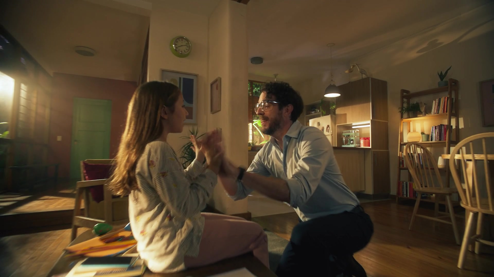 Escena de padre e hija en Aliados de la Cocina